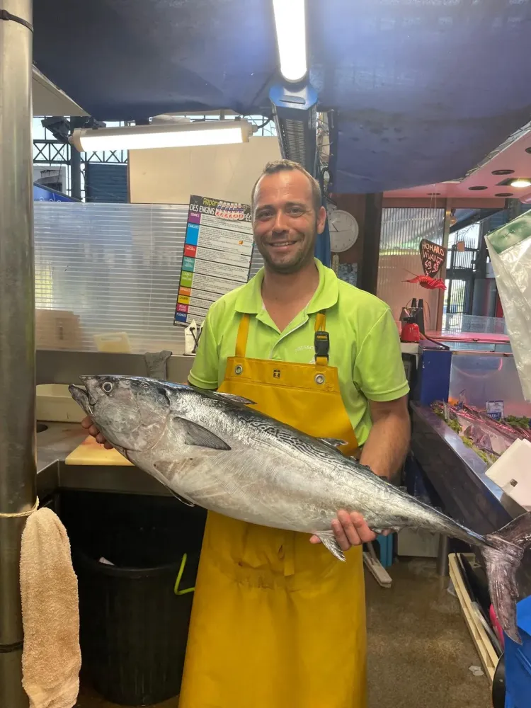 Photo du directeur avec un poisson